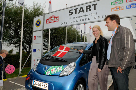 Der var smil og optimisme på elbilernes vegne, da Oresund Rally startede lørdag formiddag. Her sender Københavns kulturborgmester Pia Allerslev og Dansk Energis direktør Lars Aagaard start nummer 1, Mona Heilmann og Mie Petersen, af sted i deres Peugeot iOn elbil.
(Foto: Jokum Tord Larsen)